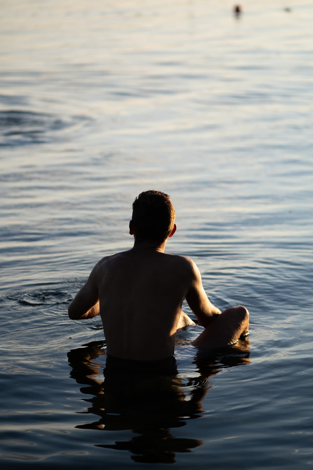 Mann in schwarzen Shorts tagsüber auf dem Wasser