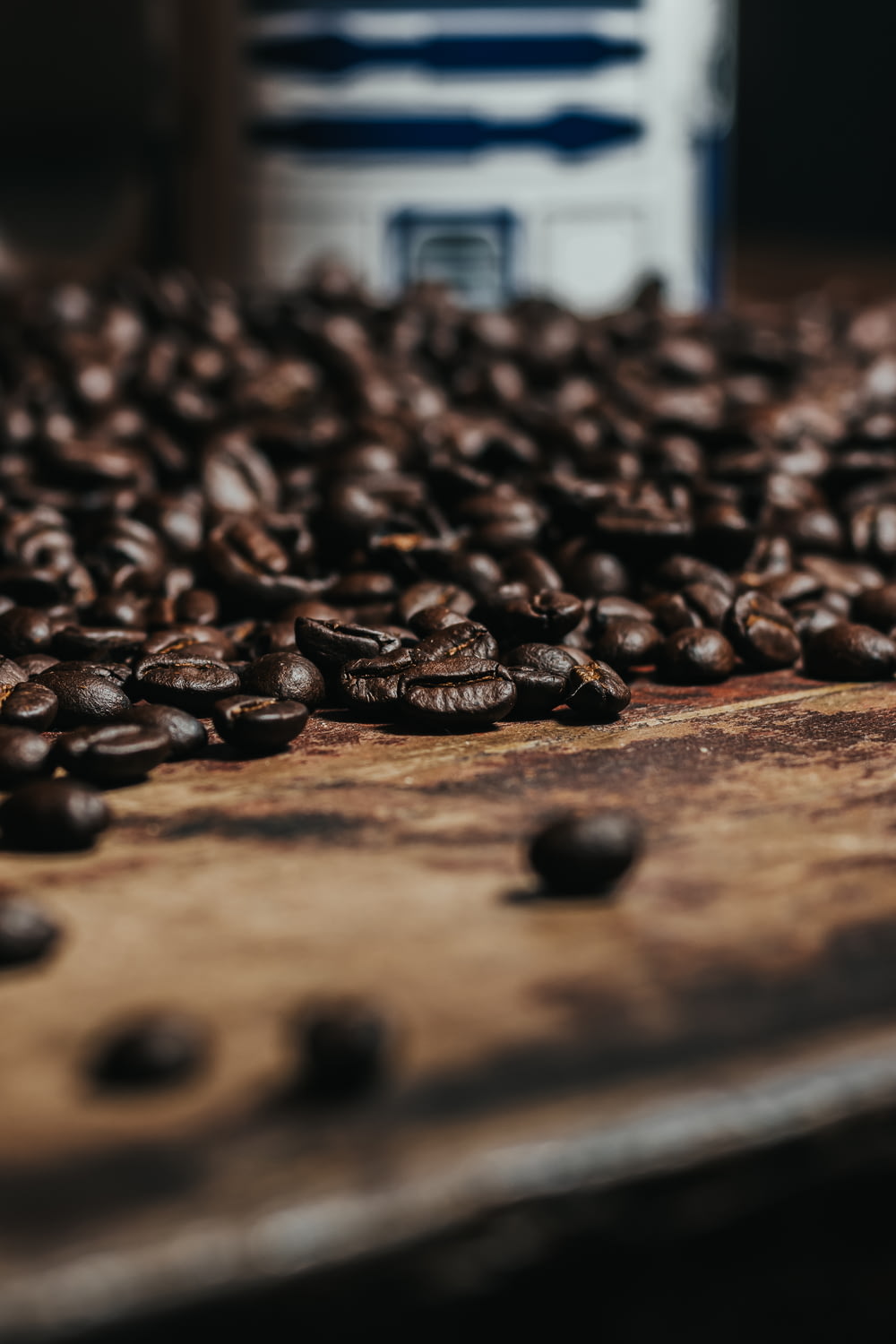茶色の木製のテーブルの上の黒いコーヒー豆