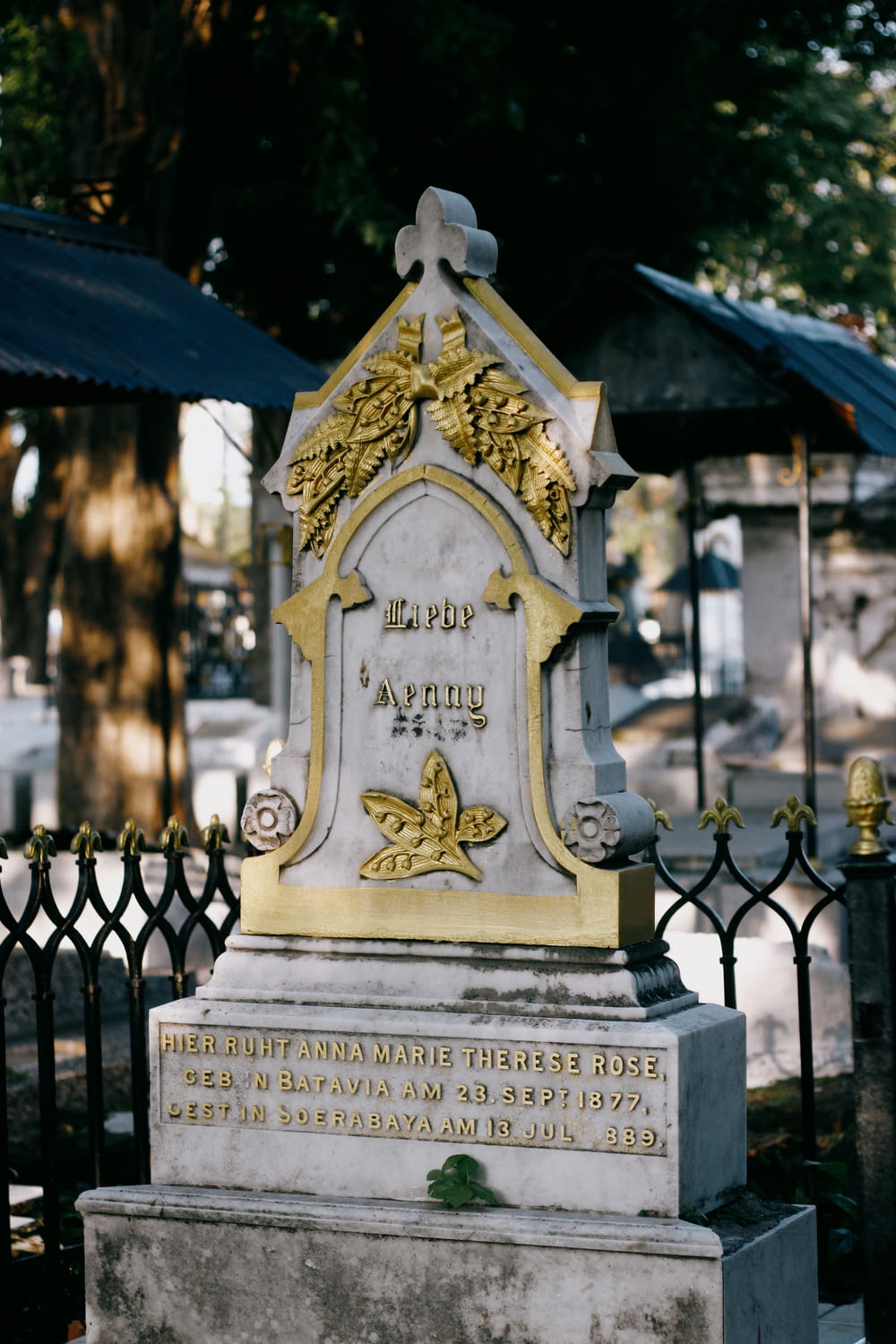 um monumento em um cemitério com uma cerca em torno dele