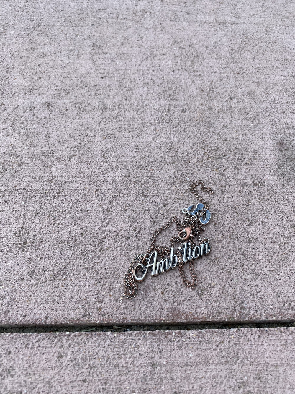 un letrero de la calle que está tirado en el suelo