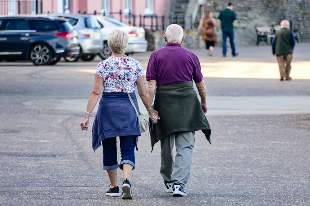 hombre y mujer caminando por la calle durante el día