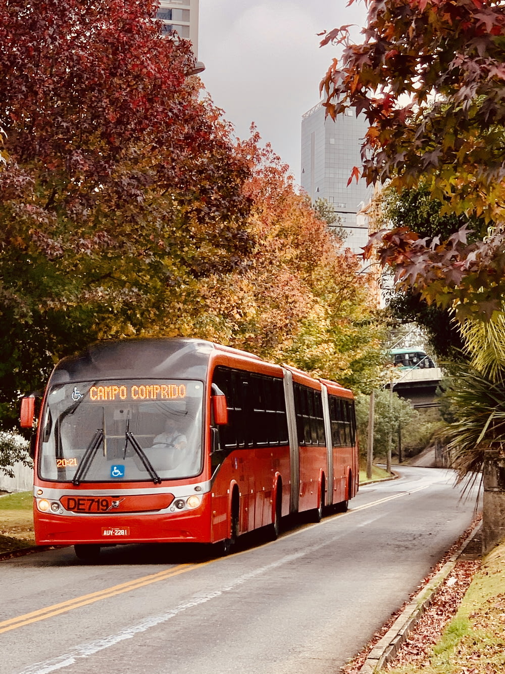 ônibus vermelho de dois andares na estrada durante o dia
