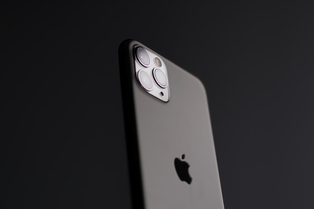 silbernes iPhone 5S auf schwarzer Oberfläche