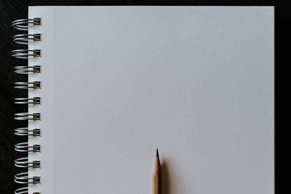 lápis marrom na superfície branca