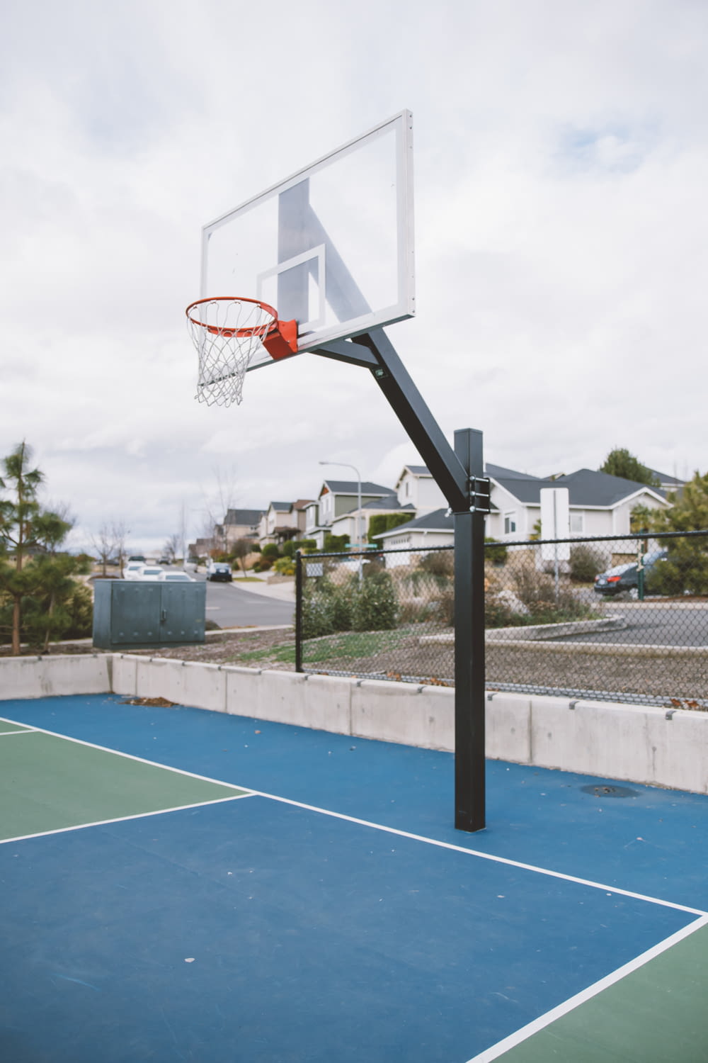 basketball hoop on basketball court during daytime