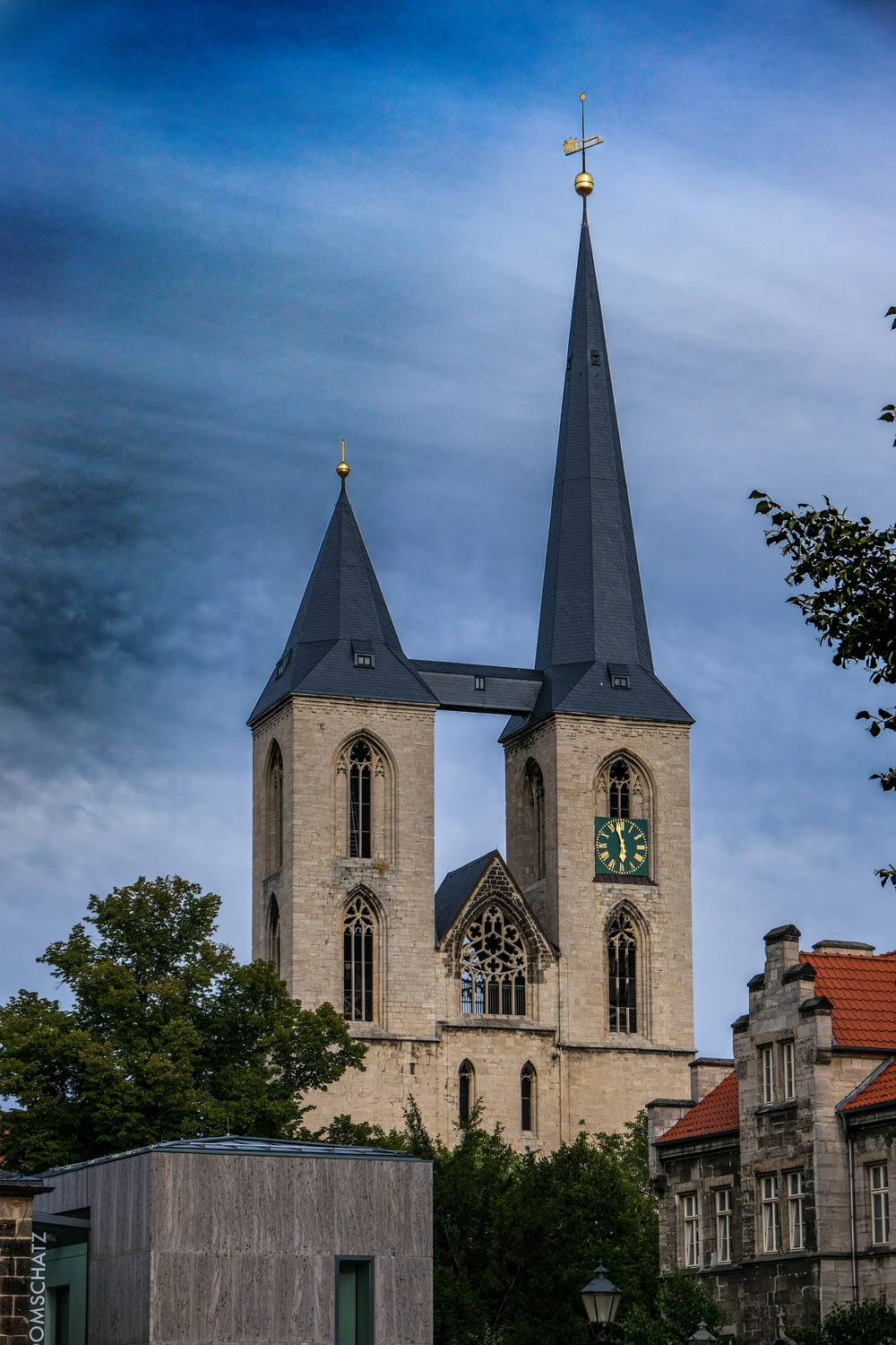 青空の下の茶色と黒のコンクリートの教会