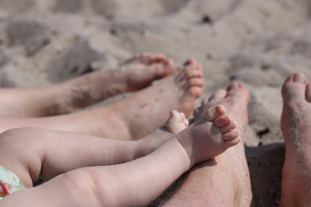 Personen Füße auf Sand
