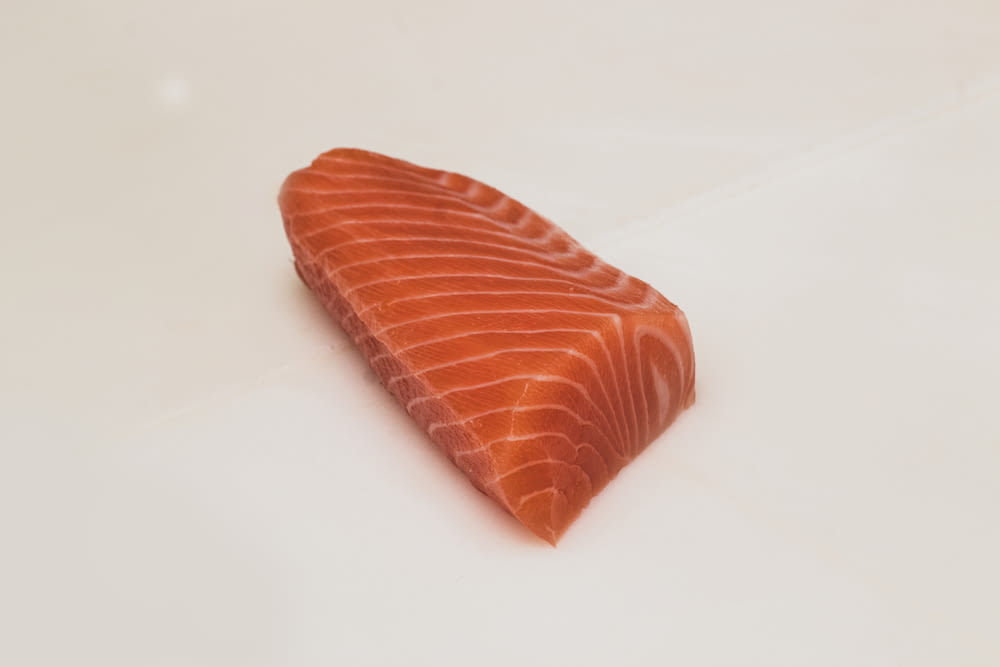 viande de poisson tranchée sur surface blanche