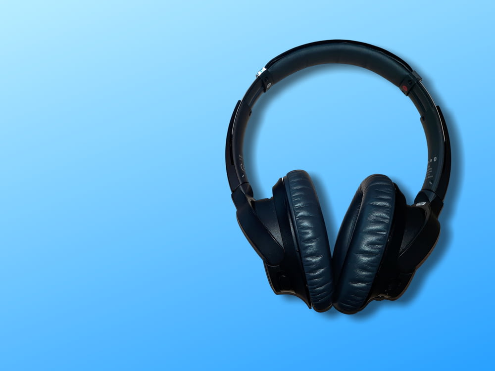 schwarzer schnurgebundener Kopfhörer auf blauem Hintergrund