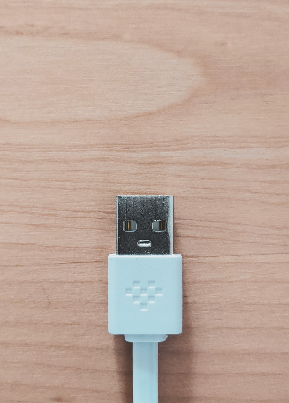 갈색 나무 테이블에 흰색 USB 플래시 드라이브