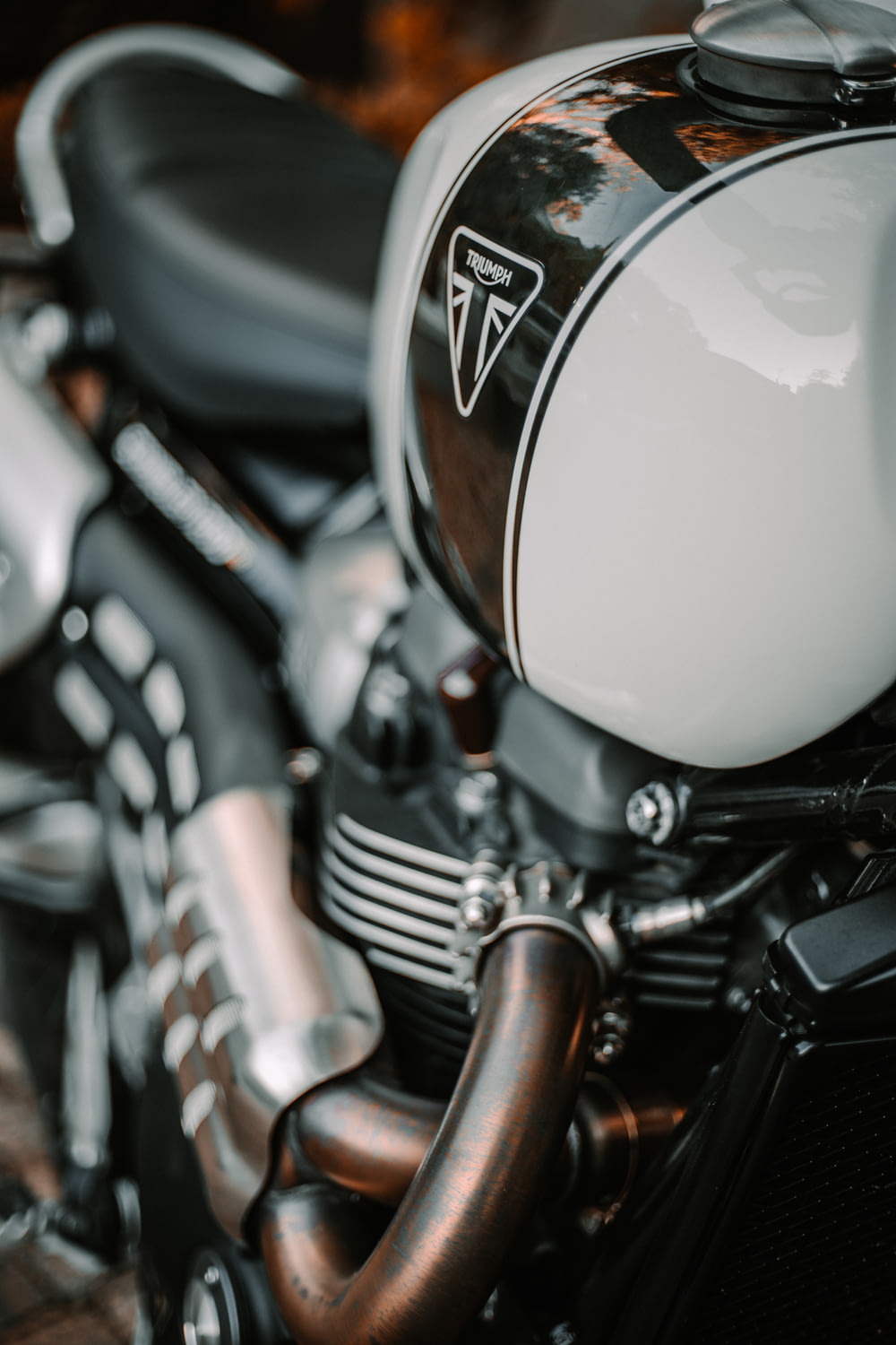 Moteur de moto noir et argent