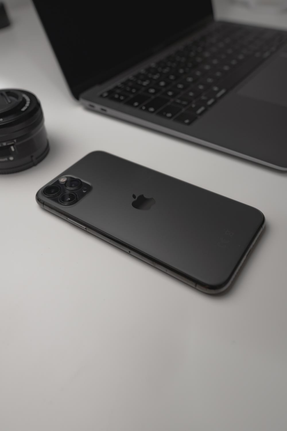 검은 색 카메라 렌즈와 검은 색 카메라 렌즈 옆에 검은 색 아이폰 7