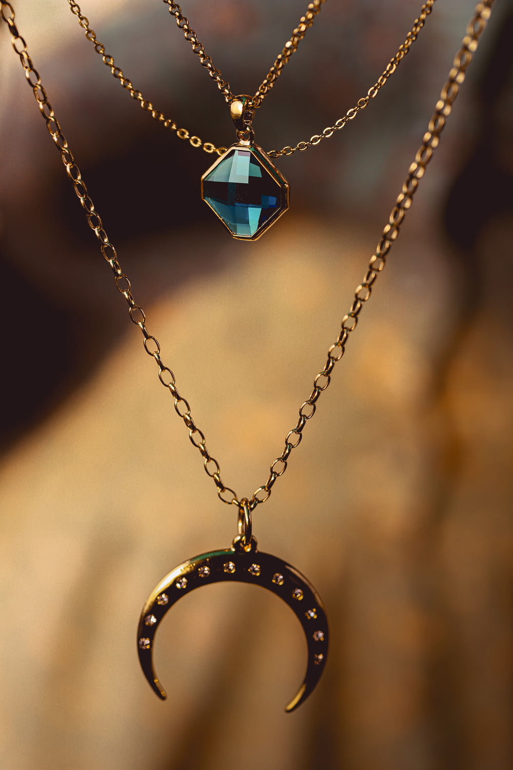 Collar de cadena de plata con colgante de piedras preciosas azules