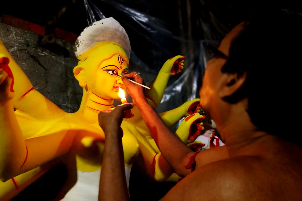 femme en chemise jaune fumant une cigarette