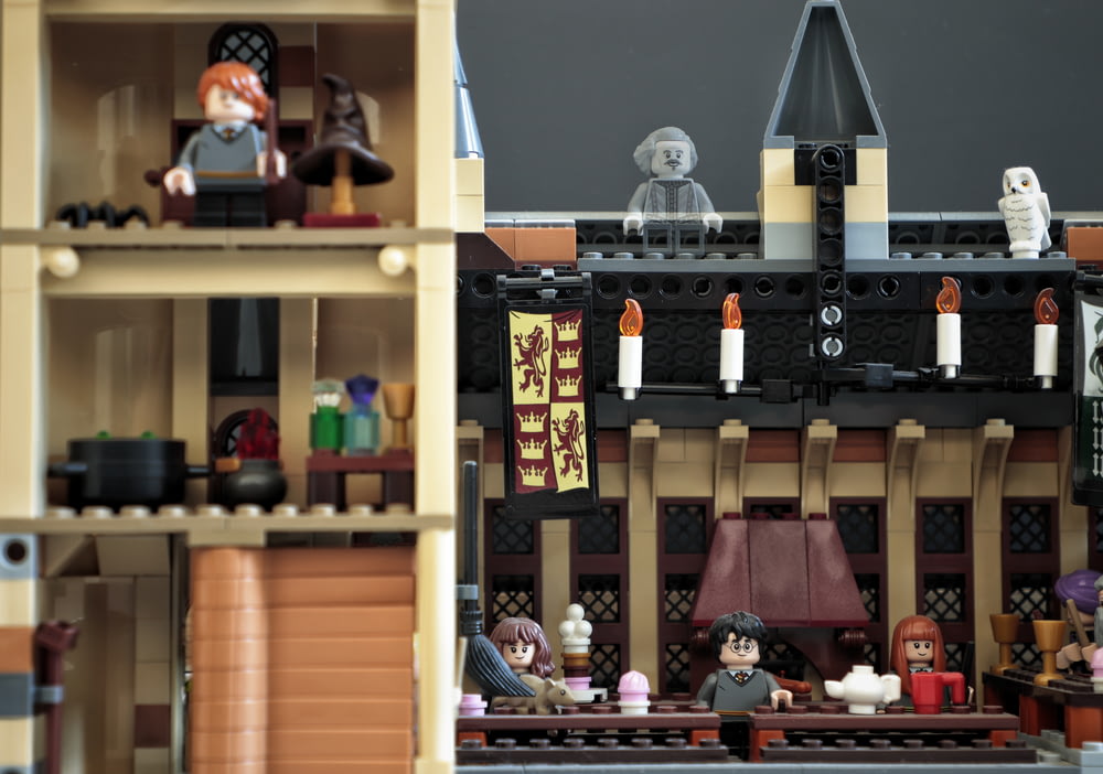 茶色の木製の棚にレゴのおもちゃ