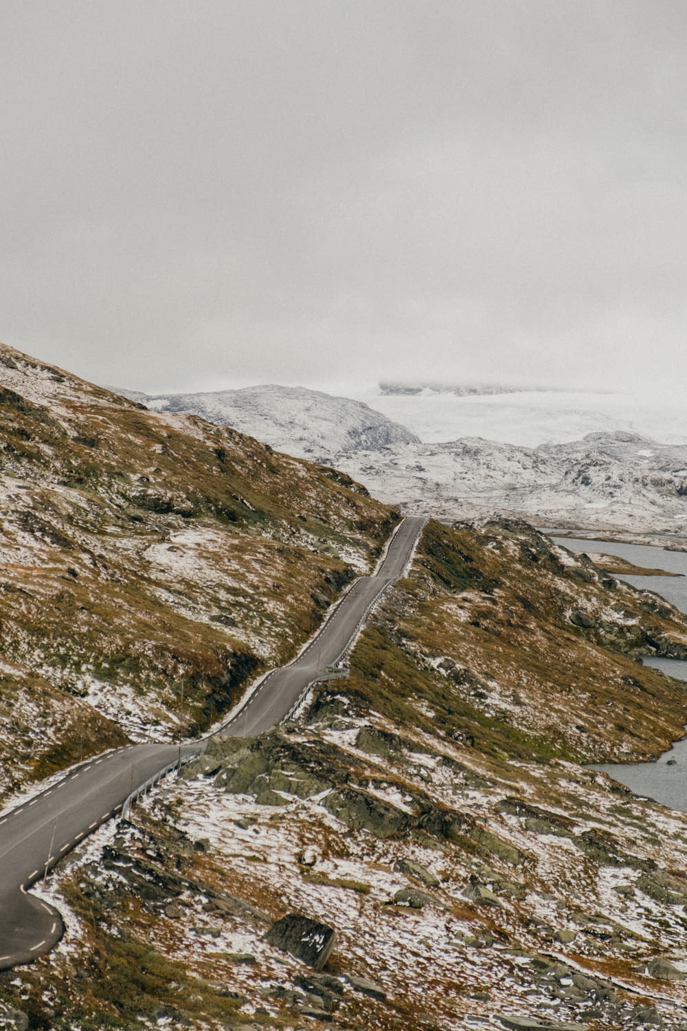 estrada de asfalto cinza na montanha marrom e verde