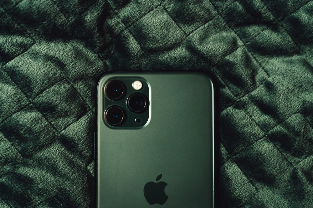 iPhone 4 noir sur textile vert