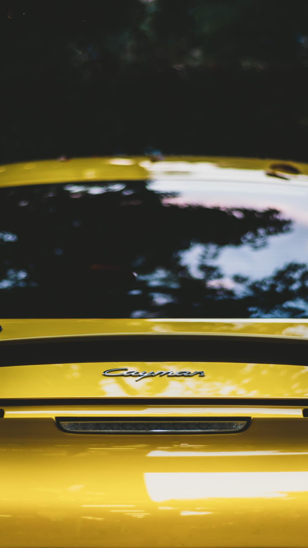 coche amarillo y blanco en fotografía de primer plano