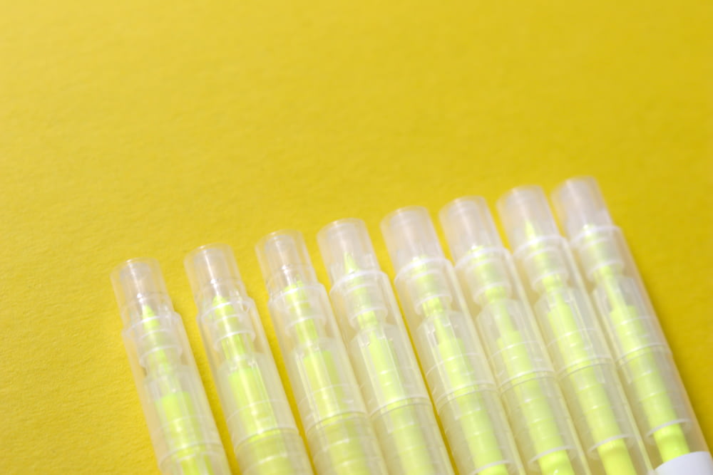 tubo di plastica bianco su superficie gialla