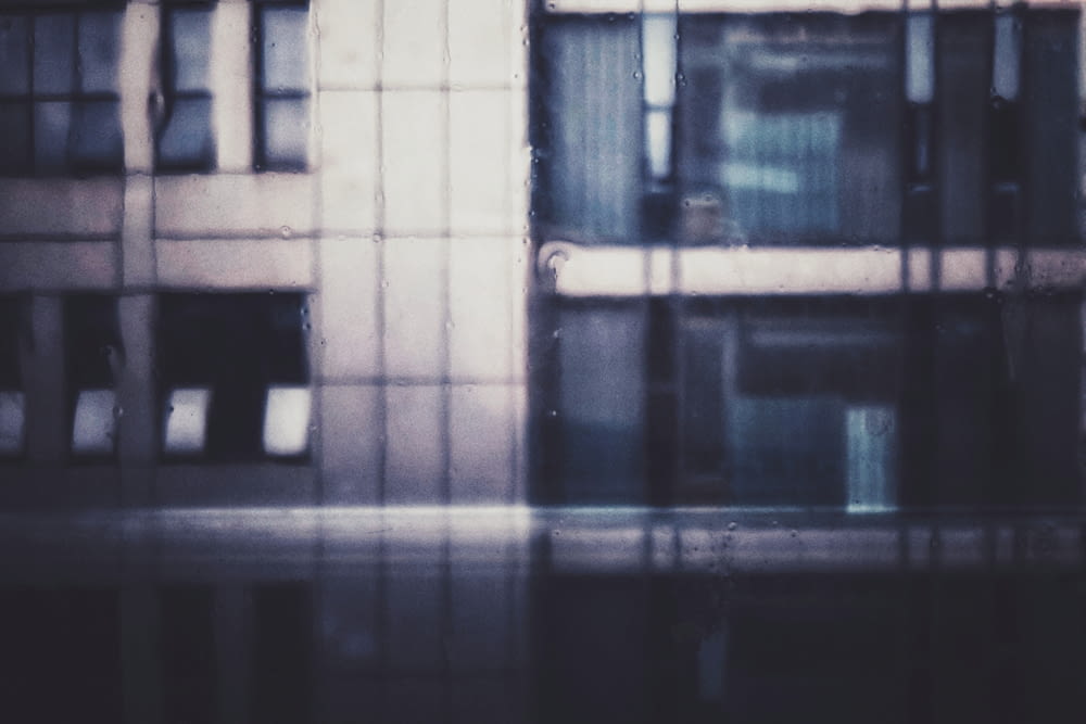 黒と白の市松模様のガラス窓