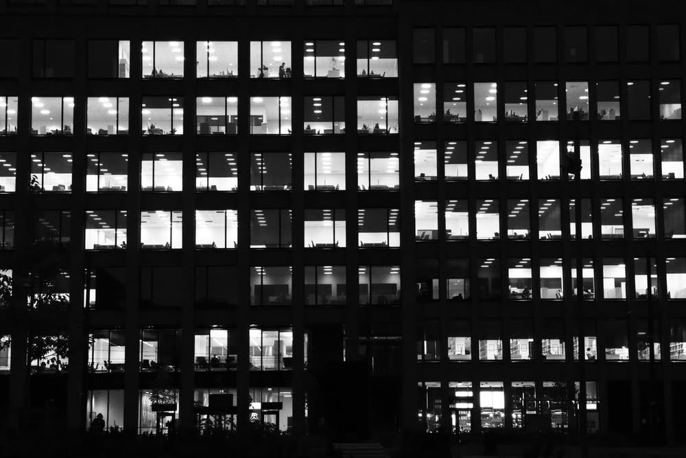 Edificio de vidrio blanco y negro