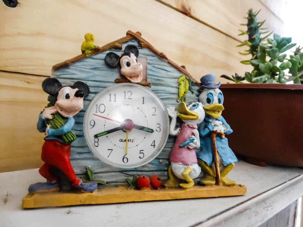 mickey mouse and minnie mouse analog clock at 10 00