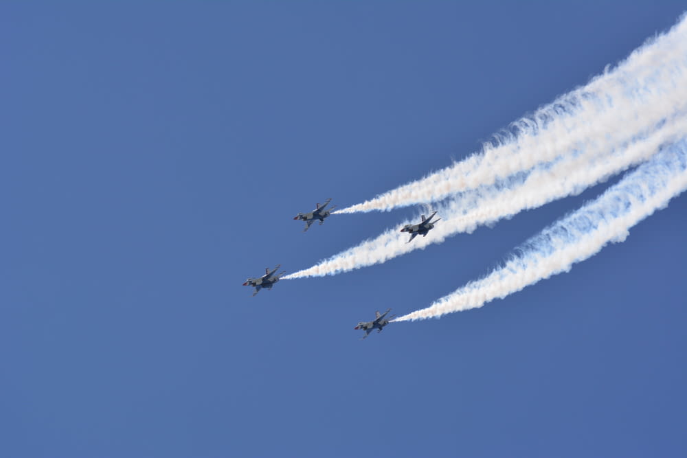 Cuatro aviones de combate en el aire