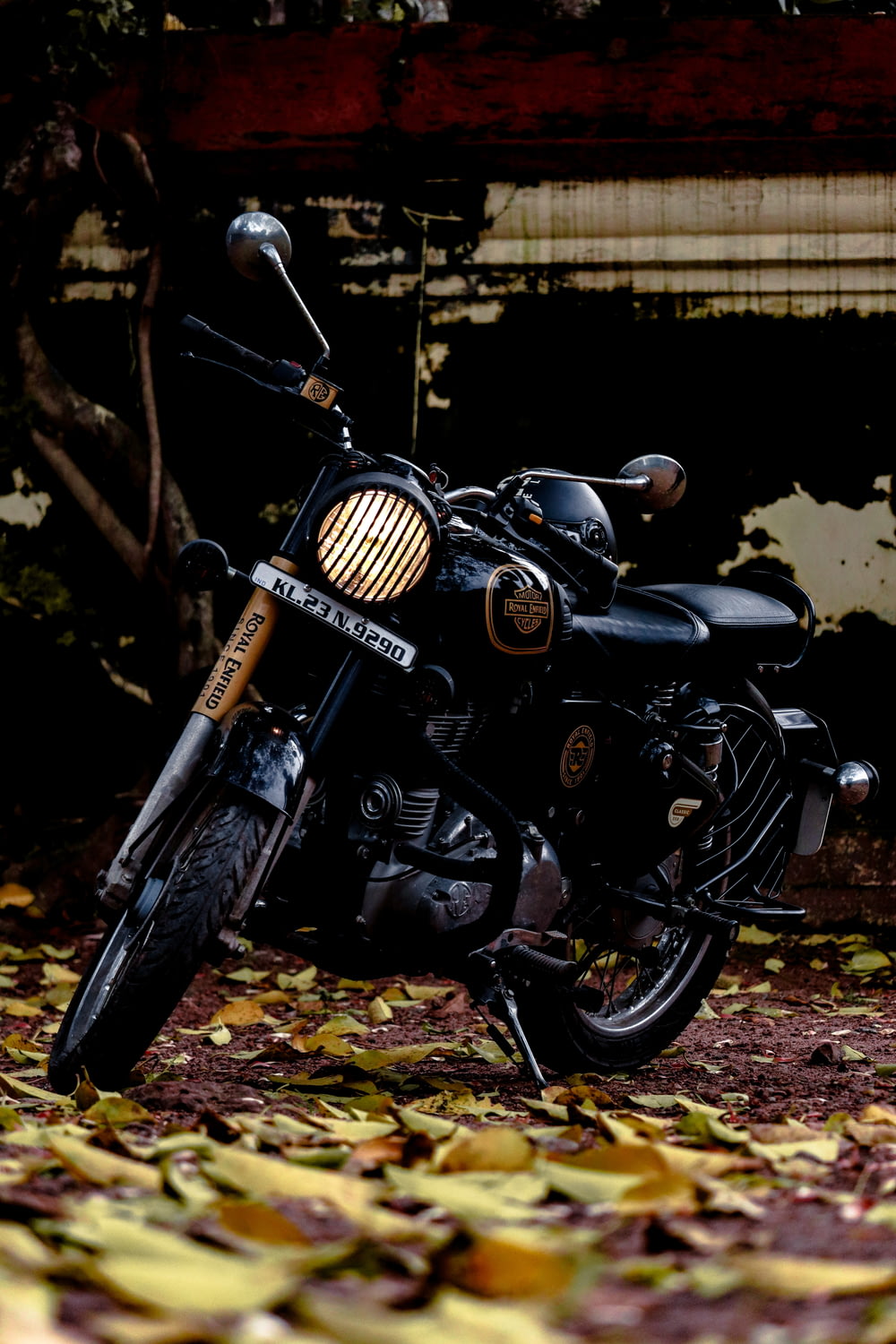 Motocicleta cruiser negra y plateada