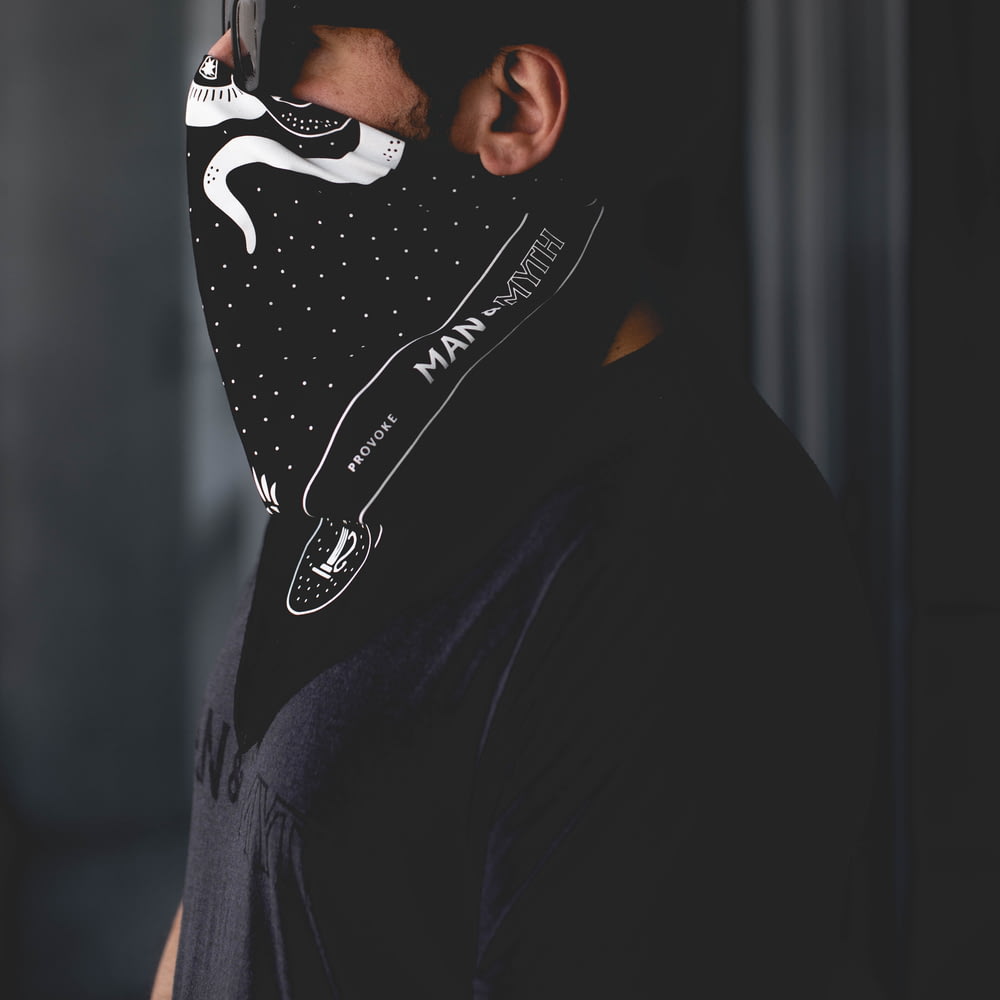 Hombre en blanco y negro Sudadera con capucha Nike con máscara Nike en blanco y negro