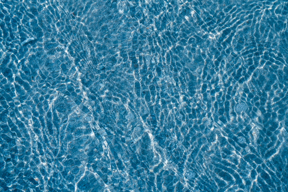 Superficie de agua azul y blanca