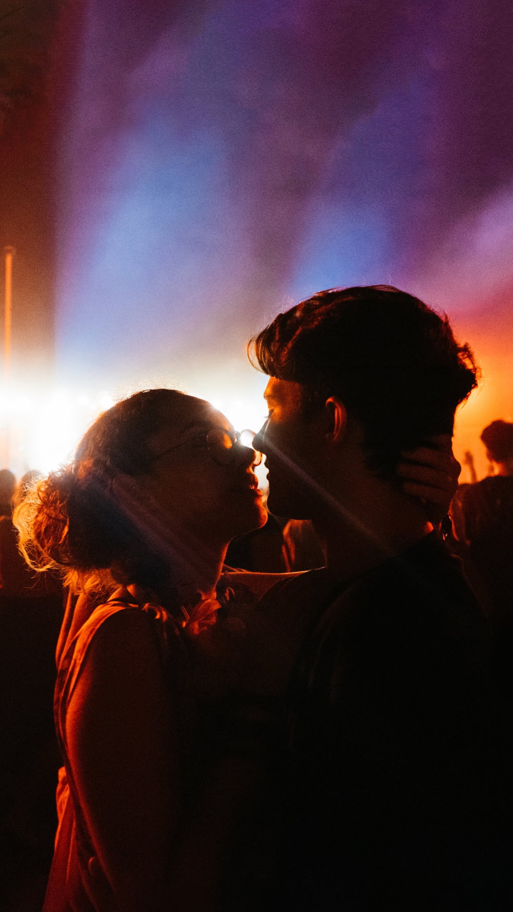 hombre y mujer besándose durante la noche