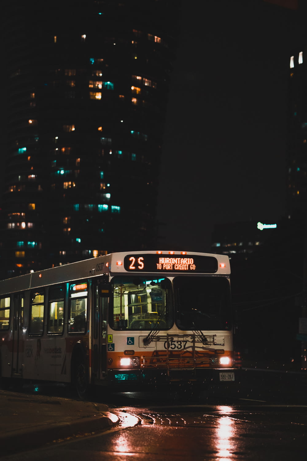 rot-weißer Bus nachts unterwegs