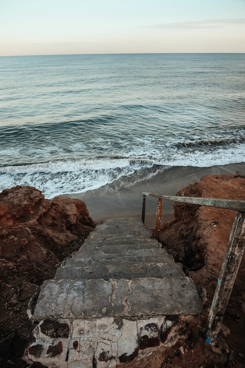 ビーチに通じる階段のセット