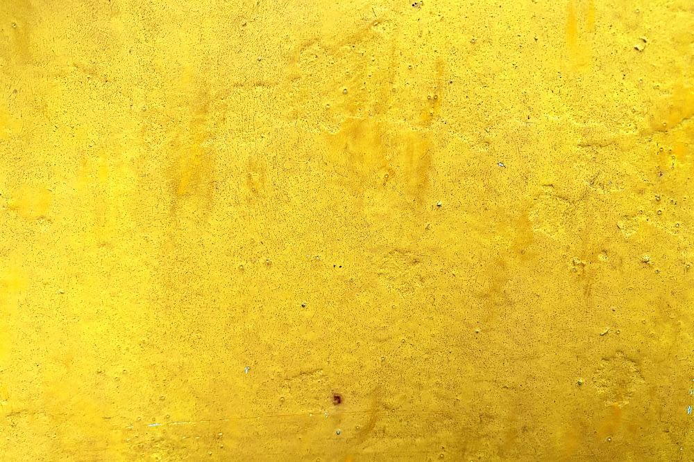 gelb und weiß gestrichene Wand