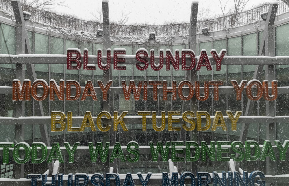 uma foto de uma placa que diz domingo azul, segunda-feira sem você, terça-feira preta