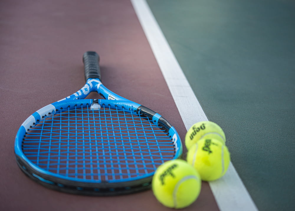 raqueta de tenis amarilla y azul