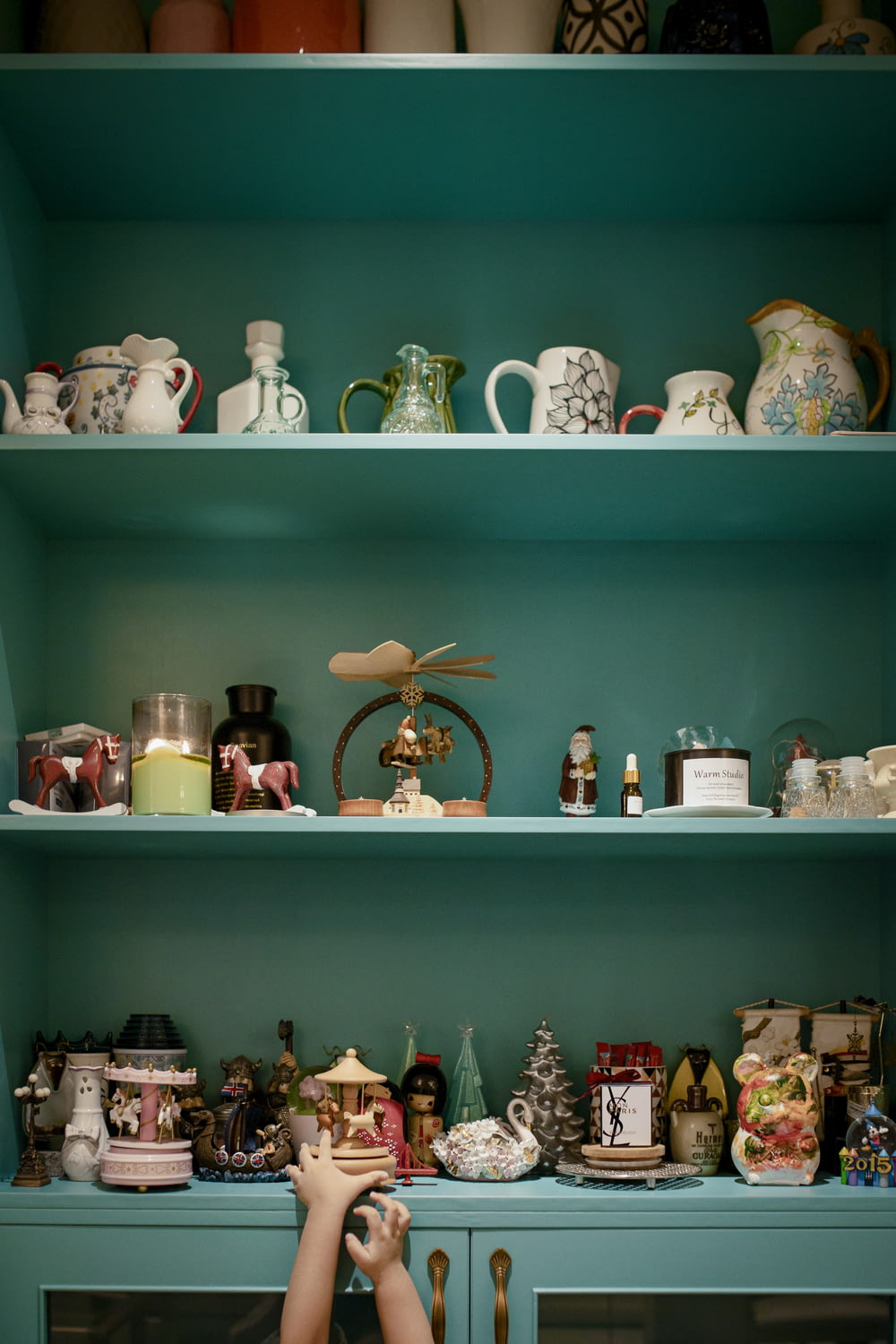 Service à thé en céramique blanche sur étagère en bois vert