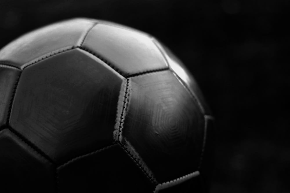 Balón de fútbol blanco y negro