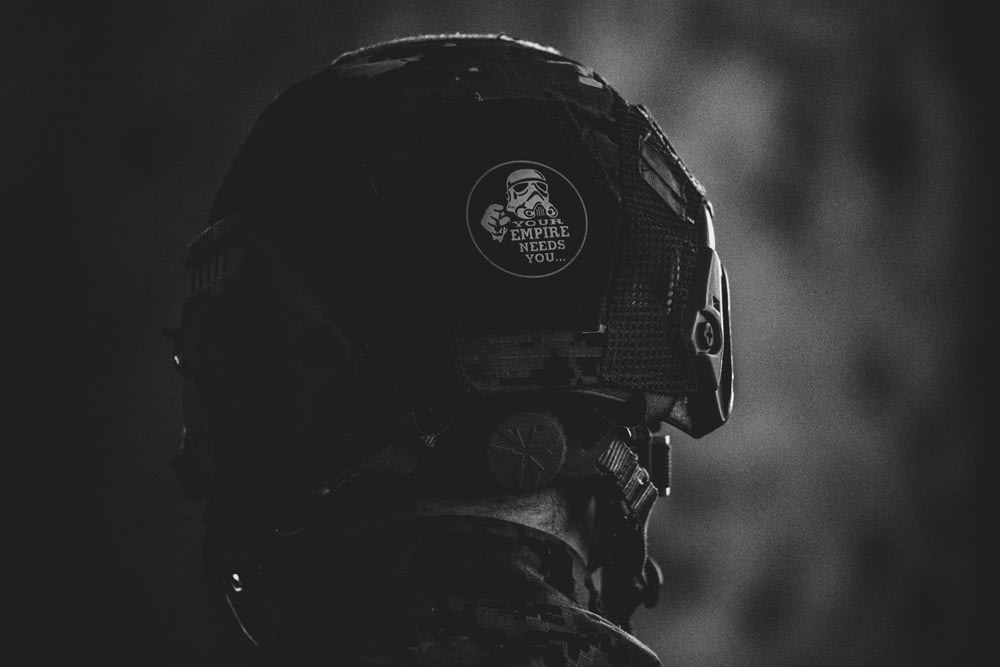 foto in scala di grigi dell'uomo che indossa il casco