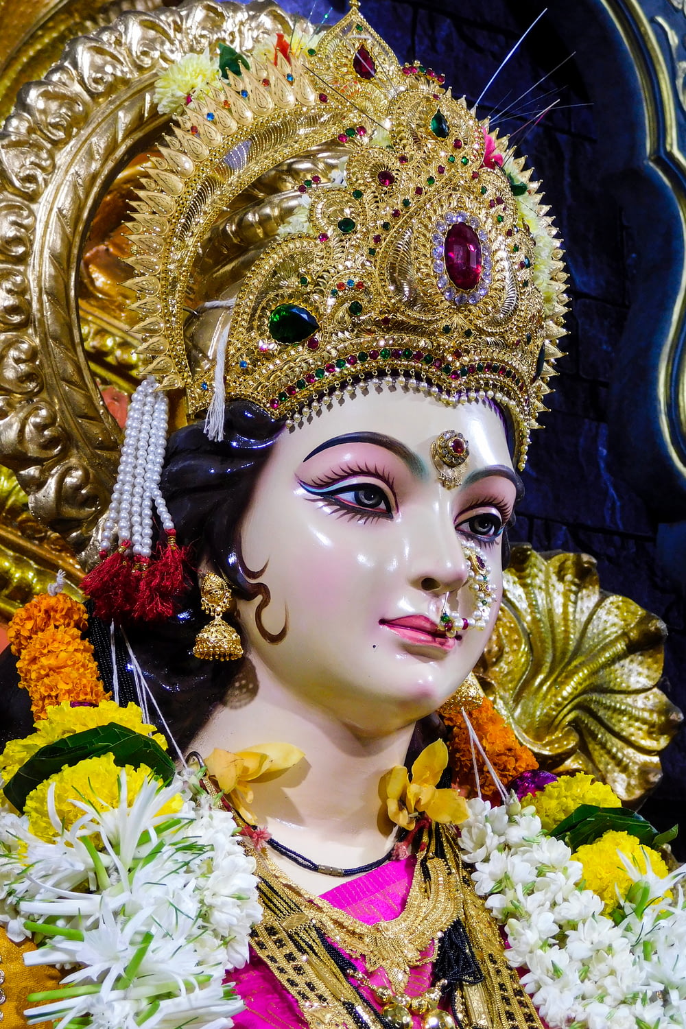Figurine de divinité hindoue dorée et blanche