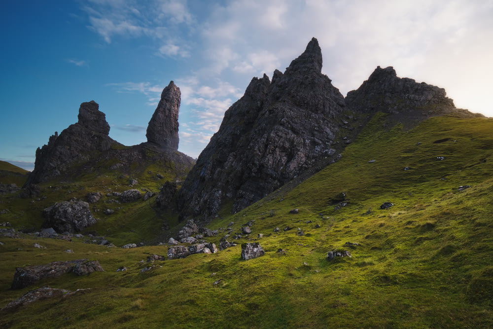 Eine Gruppe von Felsen auf einem grasbewachsenen Hügel