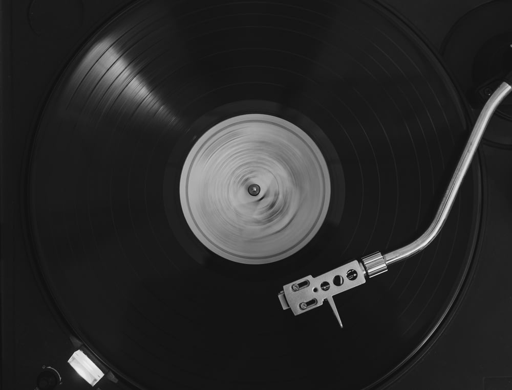 Disco de vinilo negro en disco de vinilo