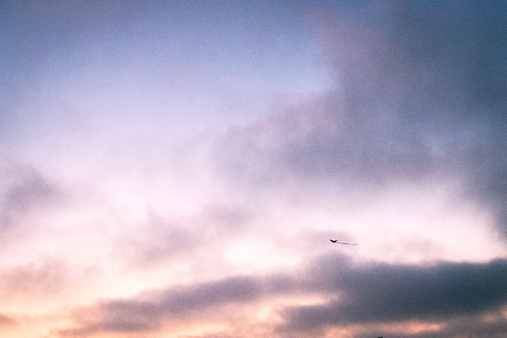 Flugzeug fliegt tagsüber unter bewölktem Himmel