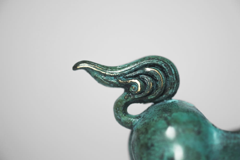 Figurine en céramique de dragon vert et argent