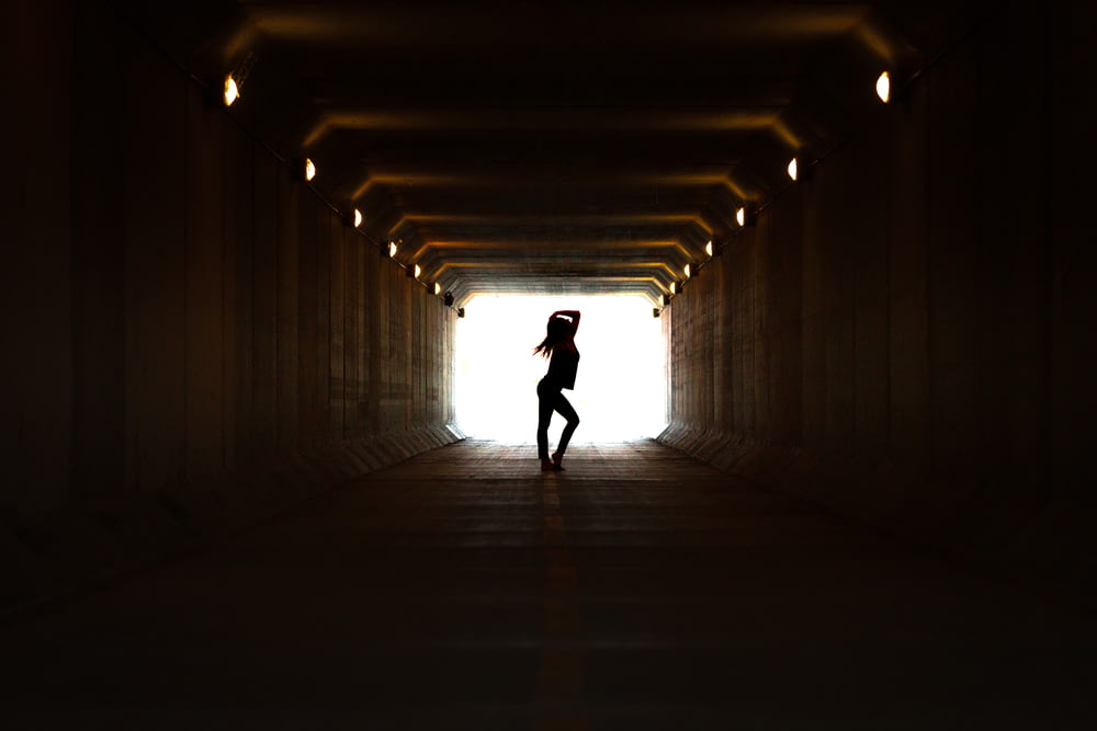 silhouette de personne marchant sur le tunnel
