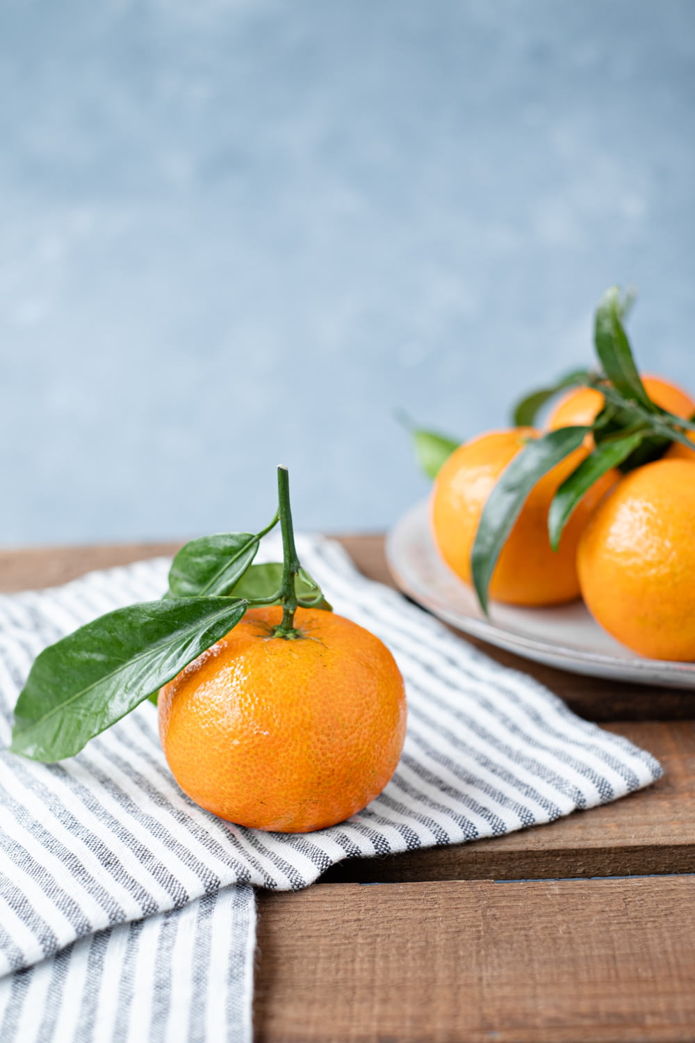 Fruta anaranjada sobre mantel blanco