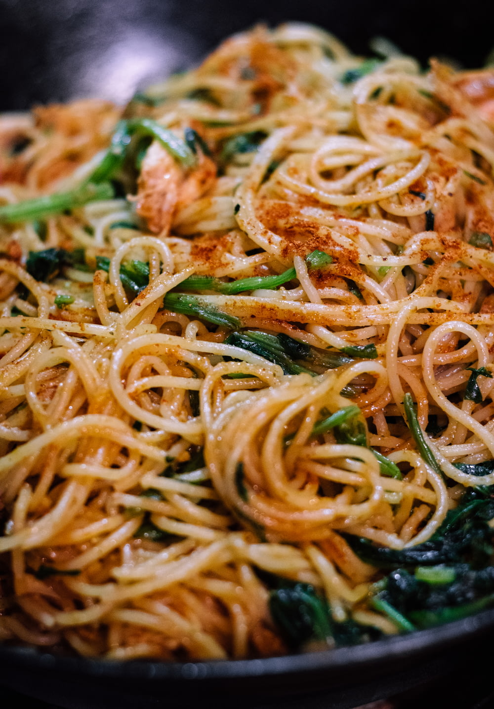 Spaghetti mit Sauce auf schwarzem Teller