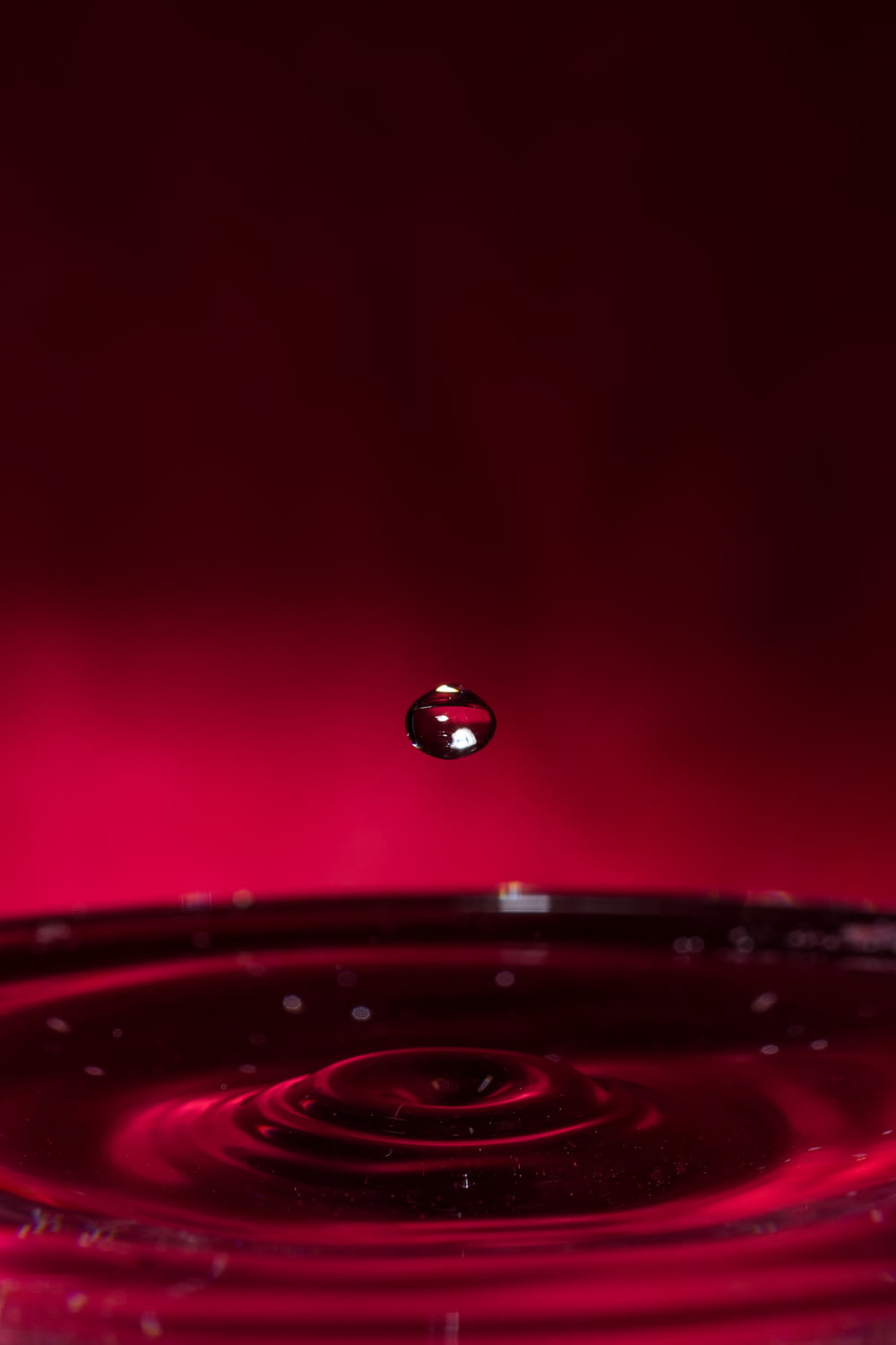 Wassertröpfchen auf roter Oberfläche
