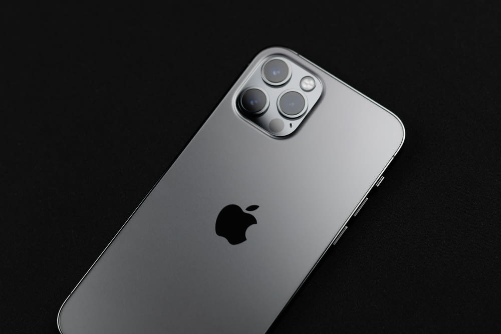 iPhone 6 argenté sur surface noire
