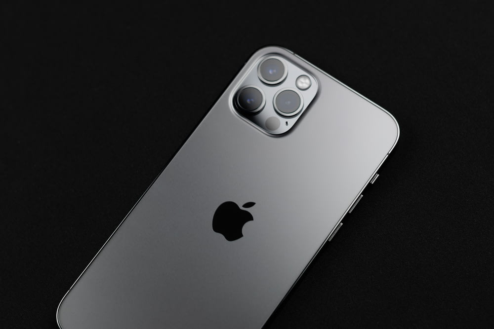 iPhone 6 argento su superficie nera
